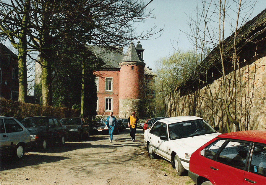 Vue de la rue en 1990. Au bout, le château.