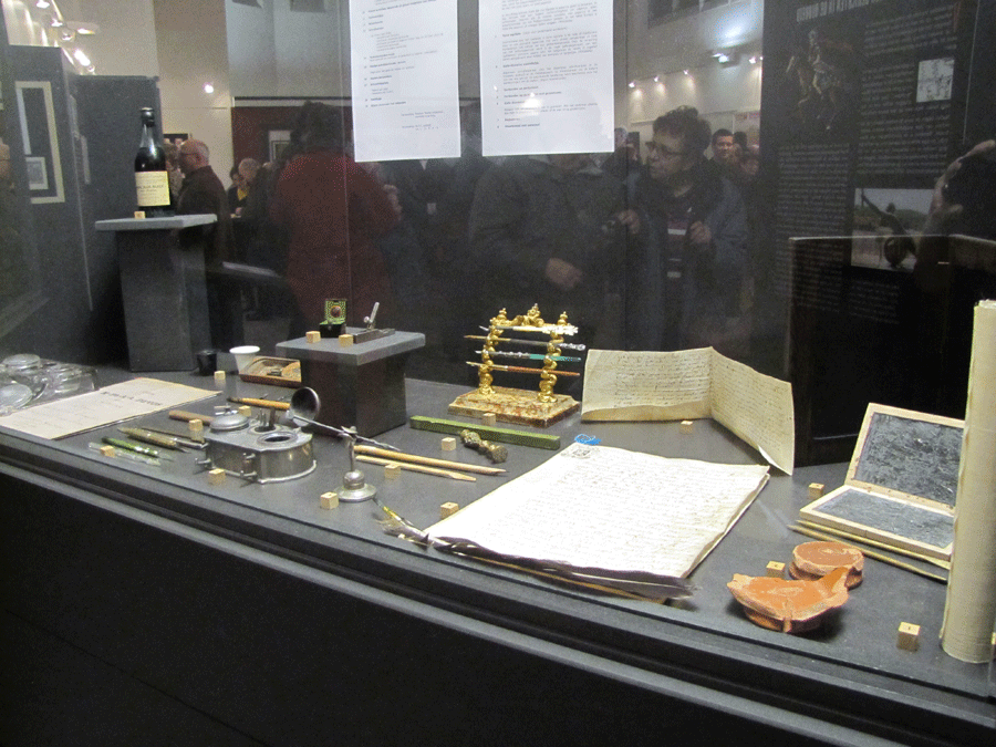 une vitrine avec des objets d'écriture prêtés