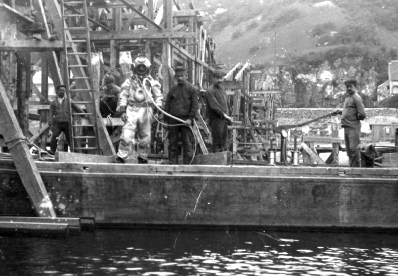 scaphandrier et ouvriers sur une barge