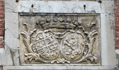 Blason de Louvrex-de Grady gravé dans la façade sud.